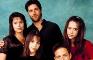 A maldição do Partido dos Cinco: How Drama de Hit dos anos 90 se mostra na vida real para os membros do papel O Partido dos Cinco -com o papel principal (LR) Neve Campbell, Lacey Chabert, Matthew Fox, Jennifer Love Hewitt e Scott Wolf -foi um dos shows mais famosos nos anos 90, mas as estrelas futuras não seriam todas ágilas no passado