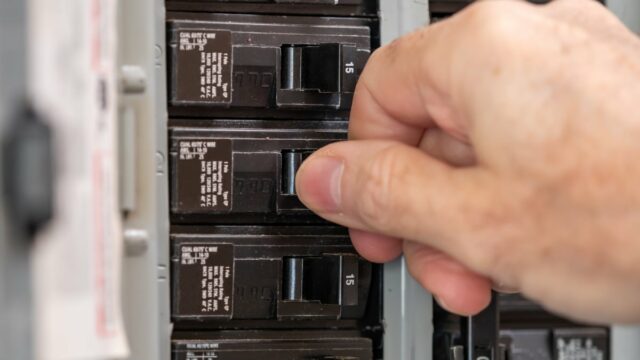 A melhor maneira de rotular seu quebra -energia e saídas elétricas

