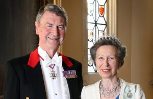 A melhor rainha que nunca tivemos: na noite de seu 75º aniversário, segredos da vida da princesa Anne – de que ela nunca toma sol para quem realmente faz o cabelo dela, revelado por Rebecca English Anne e Tim navegarão em seu iate Ballochbuie de 42 pés (em homenagem à floresta antiga em propriedades Balmoral) nas Ilhas Ocidentais da Escócia para destacar a próxima sexta -feira de sexta -feira