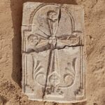 A cruz de 1.400 anos foi desenterrada em Abu Dhabi, sugerindo que o cristianismo se espalhou muito mais do que se acreditava anteriormente
