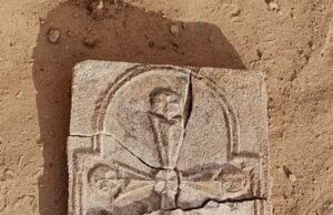 A misteriosa cruz antiga que descreve o local da crucificação de Jesus reescreveu a história cristã A cruz de 1.400 anos foi desenterrada em Abu Dhabi, sugerindo que o cristianismo se espalhou muito mais do que se acreditava anteriormente