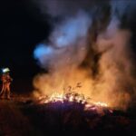 Dois bombeiros que lutam no final da noite.