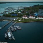 Uma mulher foi encontrada morta em um barco ancorado em um clube exclusivo de Yacht Hamptons na terça -feira de manhã. (Imagem: filo -photo por Montauk Dock)