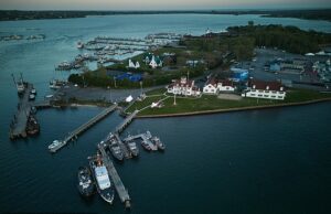A mulher é encontrada morta dentro do barco ancorada no Ritzy Hamptons Yacht Club Uma mulher foi encontrada morta em um barco ancorado em um clube exclusivo de Yacht Hamptons na terça -feira de manhã. (Imagem: filo -photo por Montauk Dock)