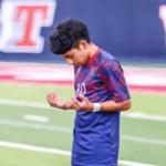 A namorada diz que a estrela do futebol do Starfoot From Ice no segundo dia da escola