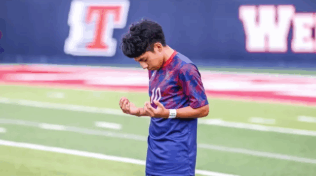 A namorada diz que a estrela do futebol do Starfoot From Ice no segundo dia da escola

