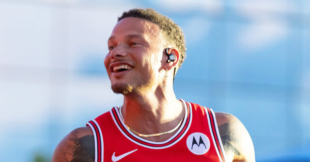 A notável transformação de Kane Brown em fotos laterais laterais



