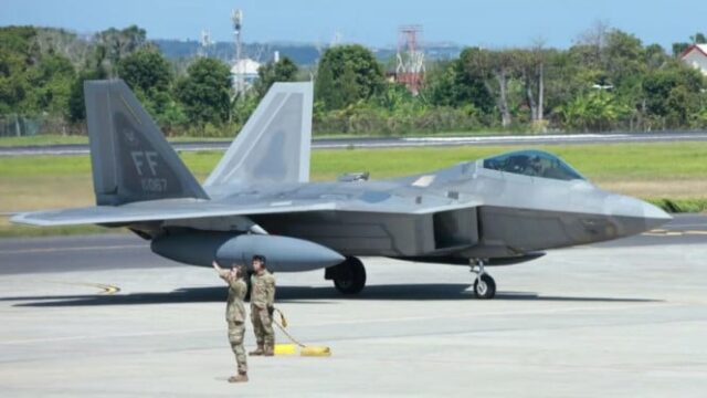 A nova era de aeronave de combate começa, o F-22 Raptor pode controlar os drones de combate com comprimidos e IA

