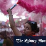 Um manifestante segura um brilho rosa durante uma marcha em apoio ao povo palestino em Gaza em Veneza no sábado.