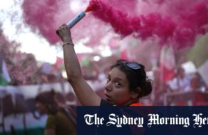 A objeção de Gaza tem como alvo a celebração do filme de Veneza, como o líder houthi do Iêmen relatou morto em greve de israelenses Um manifestante segura um brilho rosa durante uma marcha em apoio ao povo palestino em Gaza em Veneza no sábado.