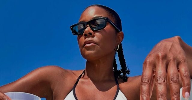 Gabrielle Union exibe a pele jovem em fotos vestidas de biquíni com o marido Dwyane Wade