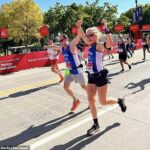 Mostrado acima está o paciente com câncer de cólon, Phil Decker, em janeiro de 2025, fotografando uma maratona com Alecia Allen. Ele estava se preparando para correr outra maratona quando foi diagnosticado com câncer de cólon em estágio quatro