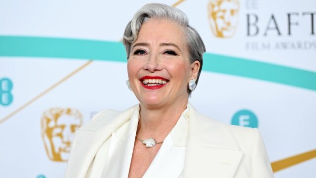 A piada de Emma Thompson é que ela poderia "mudar o curso da história americana", aceitando a oferta de data de Trump


