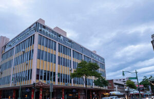 A polícia caça por um atacante que joga ácido no Havaí A polícia caça por um atacante que joga ácido no Havaí