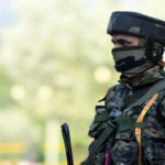 A polícia da polícia subiu da residência da residência de transações terroristas