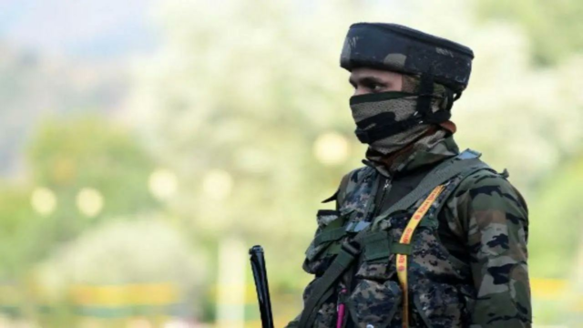 A polícia da polícia subiu da residência da residência de transações terroristas

