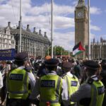 Líderes da polícia para manter o manifestante protestando para ajudar as pessoas da Palestina em Gaza na Praça do Parlamento em Londres