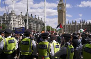 A polícia de Londrensi prende 365 pessoas por manifestantes de Palestinae desafiam uma nova lei Líderes da polícia para manter o manifestante protestando para ajudar as pessoas da Palestina em Gaza na Praça do Parlamento em Londres