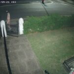 A polícia lança uma caçada desesperada depois que o homem é visto nas ruas de Lancashire usando uma máscara de gimp