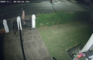 A polícia lança uma caçada desesperada depois que o homem é visto nas ruas de Lancashire usando uma máscara de gimp A polícia lança uma caçada desesperada depois que o homem é visto nas ruas de Lancashire usando uma máscara de gimp