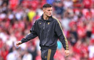 A posição de Barcelona para Benjamin Sesso pode causar Domino, que ganha no homem unido 26 milhões de libras Manchester United revelou uma nova assinatura de Benjamin Sesso