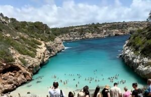 A praia do paraíso espanhol “secreto” arruinada por influenciadores: vídeos mostram pilhas de lixo e turistas na fila para chegar à areia no Mallorca Beauty Spot elogiado por Instagrammers UM