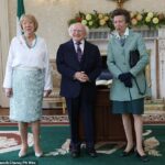 A princesa Anne passa o dia na capital da Irlanda hoje, enquanto ela ataca Dublin para marcar o evento de marco no 150º show de cavalos de Dublin (foto com o presidente da Irlanda Michael D Higgins e sua esposa Sabina (à esquerda))))