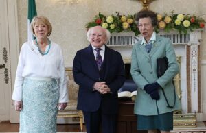 A princesa Anne conhece o presidente irlandês Michael D Higgins em sua residência oficial de Dublin durante uma jornada de um dia A princesa Anne passa o dia na capital da Irlanda hoje, enquanto ela ataca Dublin para marcar o evento de marco no 150º show de cavalos de Dublin (foto com o presidente da Irlanda Michael D Higgins e sua esposa Sabina (à esquerda))))