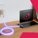 Smartphone com carregador conectado com 84% em um plano de fundo com um padrão