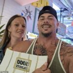 Lea-Ann Sullivan, na foto com seu marido Grant, ficou com suas noites sem dormir e meses de angústia emocional depois que sua roupa de baixo foi roubada por um policial