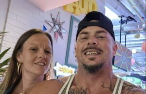 A ‘provação do pesadelo’ da mãe depois que o policial foi visto na câmera passando por suas gavetas: a mãe tinha roupas íntimas pegadas por um policial Lea-Ann Sullivan, na foto com seu marido Grant, ficou com suas noites sem dormir e meses de angústia emocional depois que sua roupa de baixo foi roubada por um policial