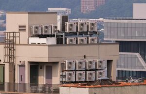 A quinta vítima de vapor mortal em Manhattan é revelada: os médicos revelam os sintomas que alteravam os sintomas que podem imitar a influenza, mas matam em poucos dias As unidades de ar condicionado são vistas no bairro do Harlem em meio a um surto de doença de Legionnairs na cidade de Nova York