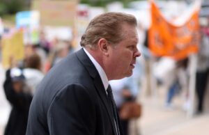 A raiva da comunidade sobre o trabalho com gelo no Condado de Contra Costa cresce quando o xerife defende a política A raiva da comunidade sobre o trabalho com gelo no Condado de Contra Costa cresce quando o xerife defende a política