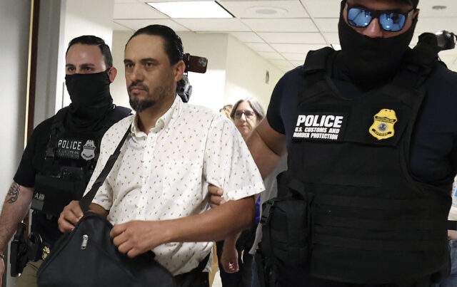 A repressão da imigração de Trump causando danos infantis para crianças

