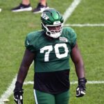 Treinador Jets Aaron Glenn em uma conferência de imprensa.
