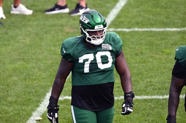 Treinador Jets Aaron Glenn em uma conferência de imprensa.