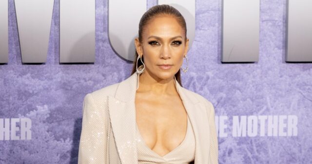 A sacola de US $ 4.100 de Jennifer Lopez faz com que qualquer roupa pareça rica: roubar o estilo por US $ 20

