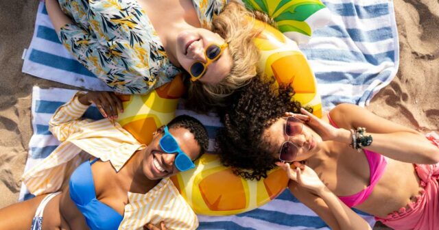A toalha de praia 'perfeita' de secagem rápida está agora com 50% de desconto



