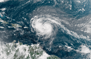 A turbina que desenvolve raros raros que a erin se intensifica na classe 5 clima O furacão Erin, no Oceano Atlântico.