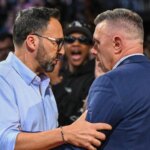 A verdadeira razão foi demitida 12 vezes o campeão da WWE, 2 estrelas para Michael Cole no RAW