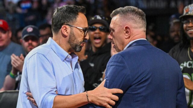 A verdadeira razão foi demitida 12 vezes o campeão da WWE, 2 estrelas para Michael Cole no RAW


