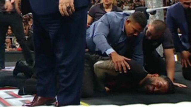 A verdadeira razão foi escrita com lesão na TV na WWE Raw, Roman Reigns

