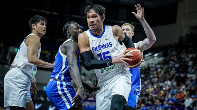 June Mar Fajardo (bola) e Gilas Pilipinas China Taipei vem de uma perda. -Fiba.basketball
