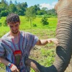 Calum MacDonald (foto) ficou cego depois de beber álcool bootleg no Laos
