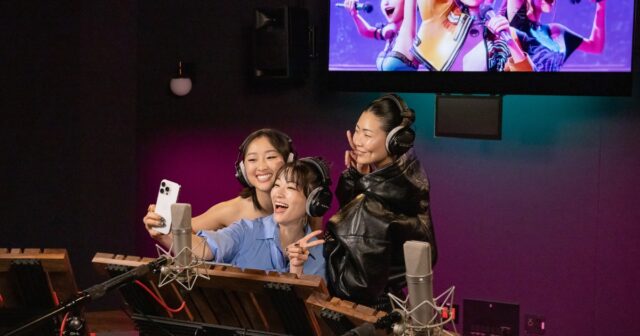 Ji-young yoo (voz de Zoey), Arden Cho (Voz de Rumi) e May Hong (Voz de Mira),. Foto de Ricky Middlesworth.