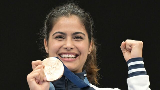 ASSISTA: O medalhista olímpico duplo Manu Bhacker interpreta uma melodia nacional de hinos do violino da independência do Dia de 2025.

