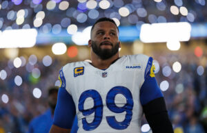 Aaron Donald recebeu oficialmente o campo de treinamento do Rams Aaron Donald recebeu oficialmente o campo de treinamento do Rams