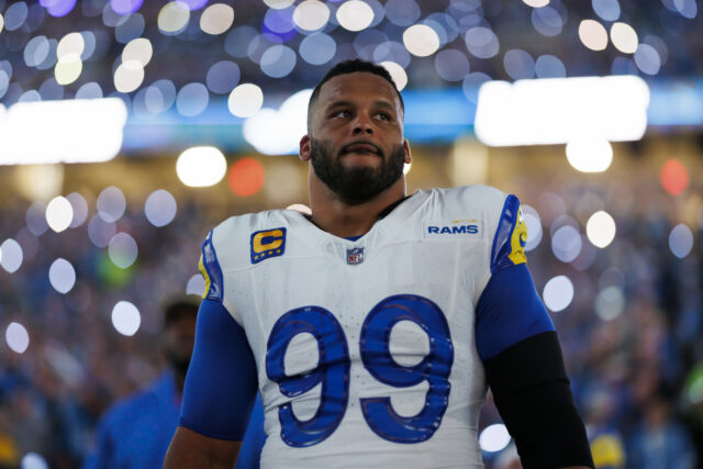 Aaron Donald recebeu oficialmente o campo de treinamento do Rams

