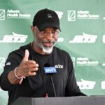 O treinador Jets Aaron Glenn fala com a mídia depois de treinar em um campo de treinamento em Florham Park, NJ.