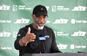 Aaron Glenn On Quest é corrigir os problemas criminais de Jets depois que os jogadores “não ouviram” no ano passado O treinador Jets Aaron Glenn fala com a mídia depois de treinar em um campo de treinamento em Florham Park, NJ.